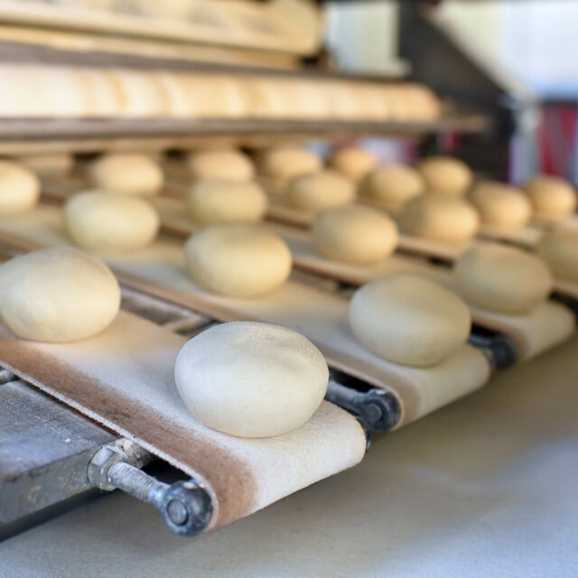 Fliessband mit Brötchen in einer Fabrik