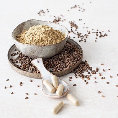 Tatarischer Buchweizen in einer Schüssel und RutinX Pulver in einer Schüssel, sowie in Kapseln