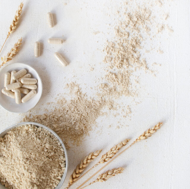 Spermidin in Kapseln und lose in einer Schüssel