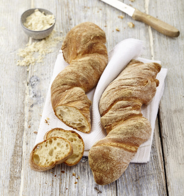 Zwei schweizer Ruchzwirbli, eins aufgeschnitten