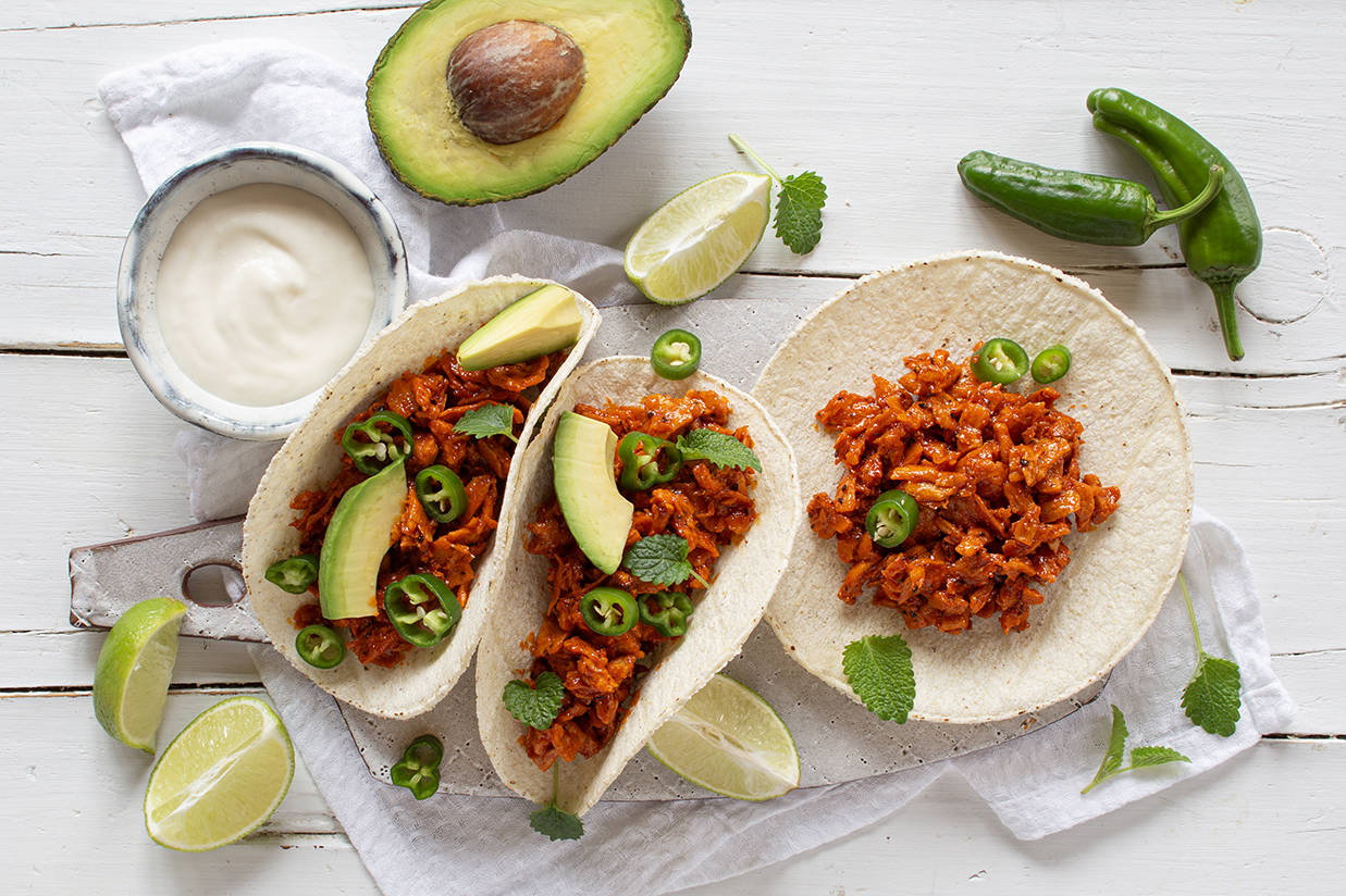 Drei Wraps mit veganem Fleisch mit VITATEX Wheat Fava Flakes SVP Pro Texturate