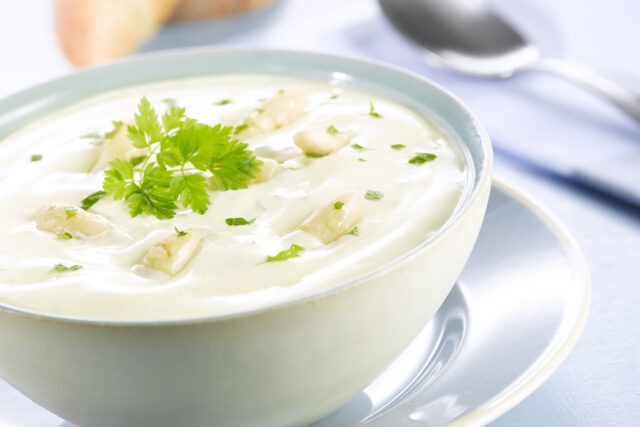Convenience Spargelcremesuppe in einer Schüssel
