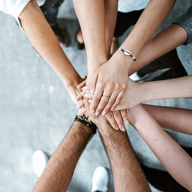 Eine Gruppe von Menschen klatscht in die Hände.