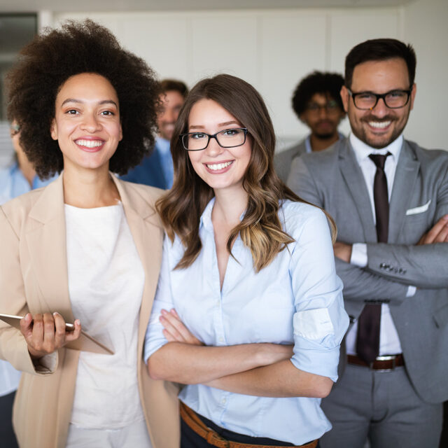 Mehrere Personen in Business Kleidung, laechelnd