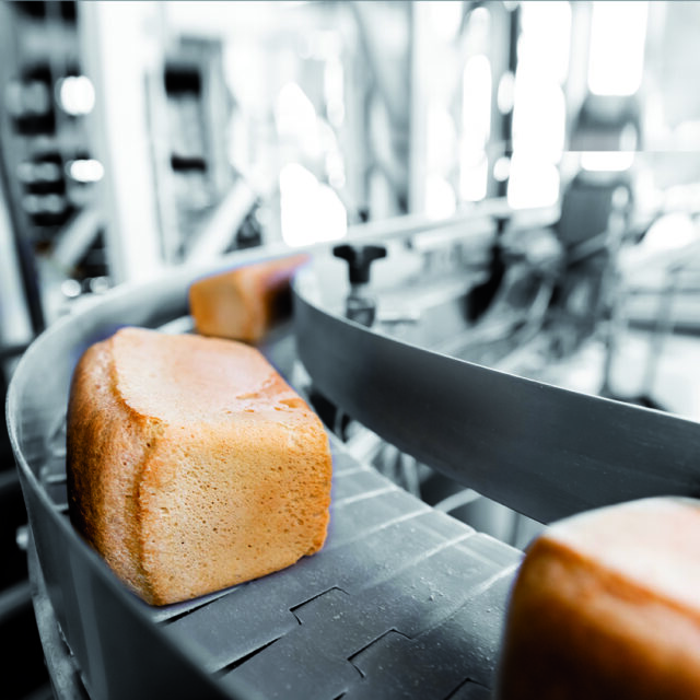 Frisch gebackenes Brot aus einer automatisierten Produktionslinie in einer Bäckerei