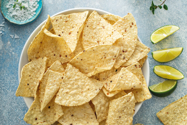 Mais-Tortilla-Chips in einer Schüssel, bereit zum Verzehr