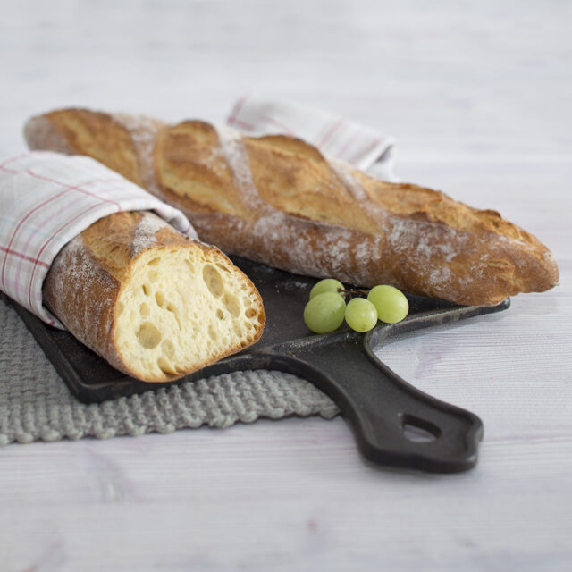 Zwei 2ab Baguette, aufgeschnitten und ganz