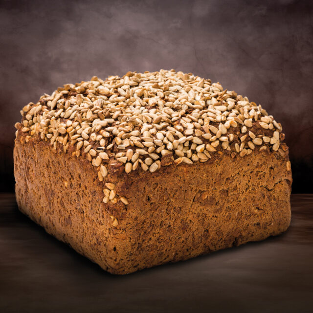 Rechteckiges Vollkornbrot mit Kernen