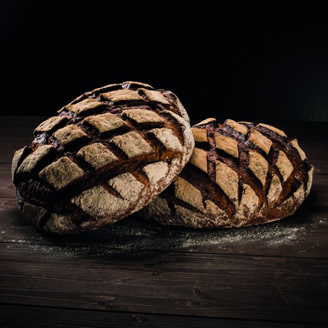 Zwei Sauerteigbrote mit Ferment Arome-Holzofen-Sauer gebacken