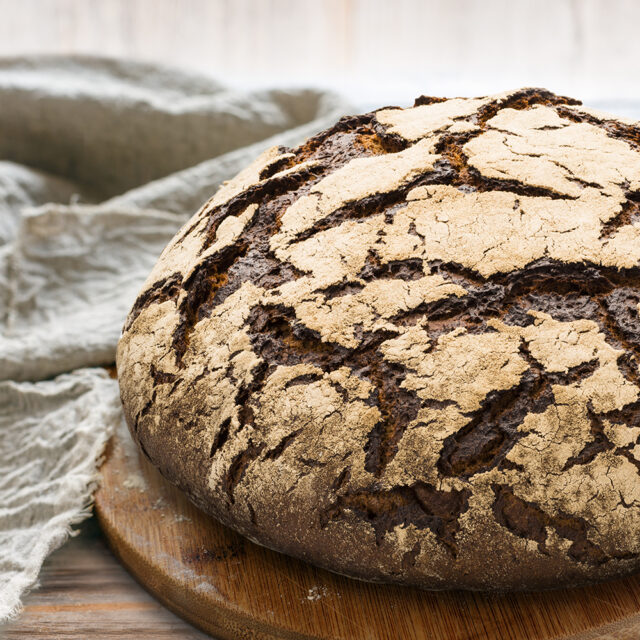 halbes, helles Bauernbrot