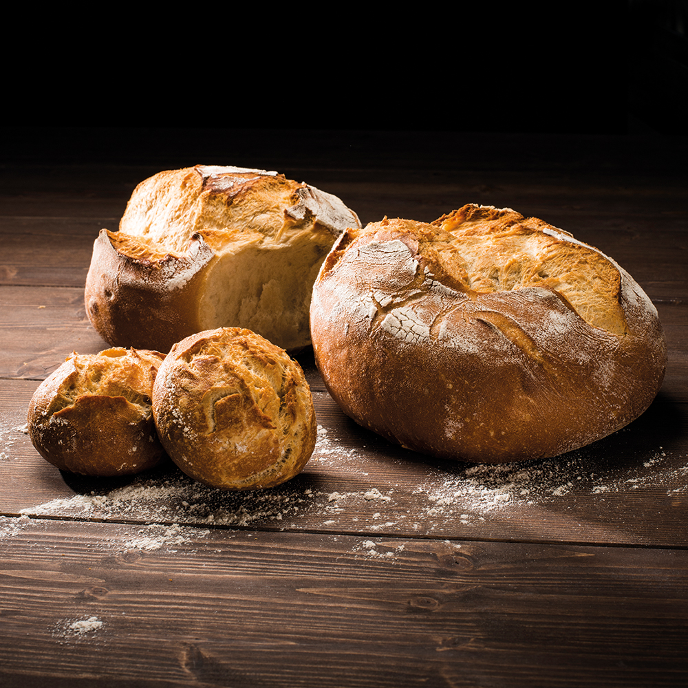Je zwei helle Weizenbrote und Brötchen mit Weizen Pre-Ferment