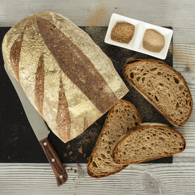 Aufgeschnittenes rustikales Goodbran Kleiebrot mit drei Scheiben