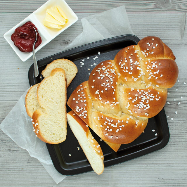 Aufgeschnittener Hefezopf mit GOOD Brioche 3%