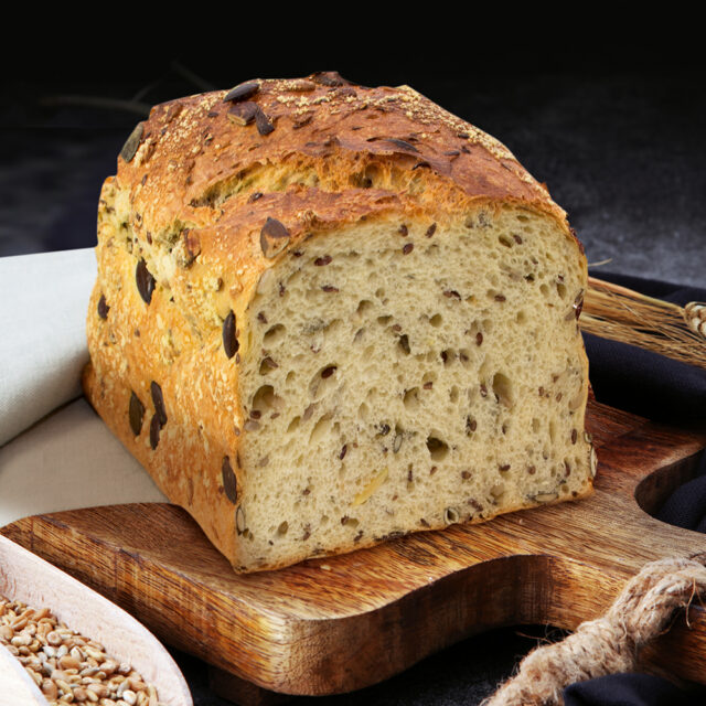 Aufgeschnittenes RutinX Brot mit Körnern