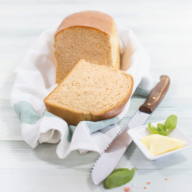 Aufgeschnittenes Schneeweizen Buttermilchbrot