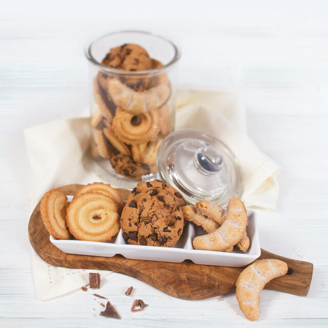 Verschiedene Schneeweizen Kekse nebeneinander und in einem Glas