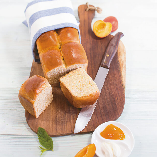 Aufgeschnittene Schneeweizen Stuten mit Schale mit Aprikosenmarmelade