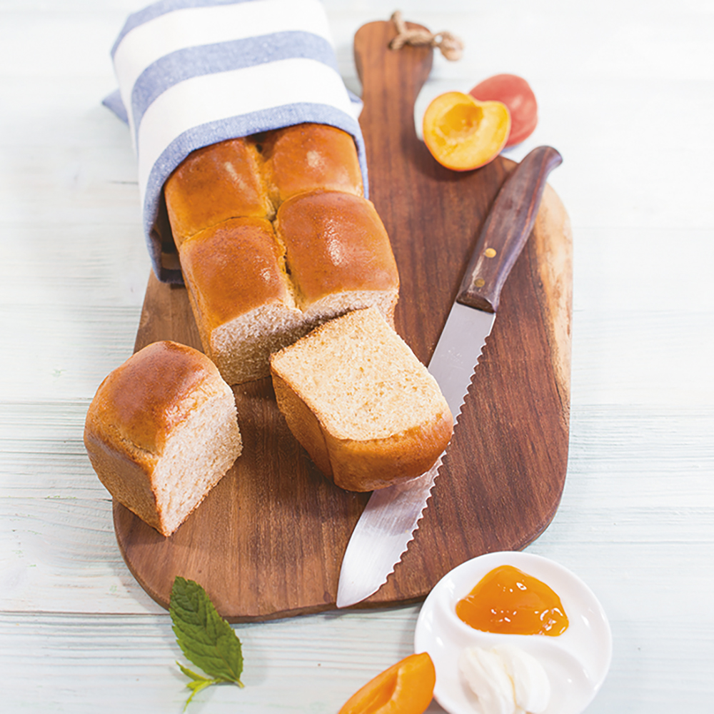 Aufgeschnittene Schneeweizen Stuten mit Schale mit Aprikosenmarmelade