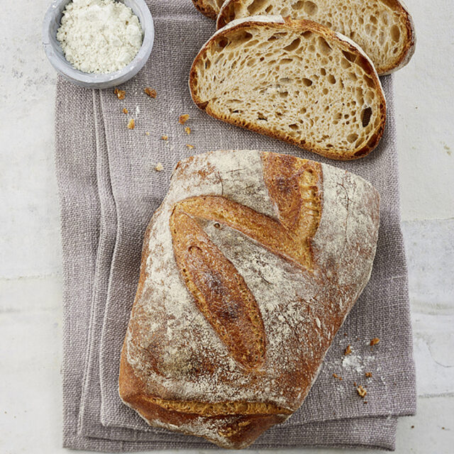 Aufgeschnittenes Brot mit Slow Milling Gourmetweizen Mediterran