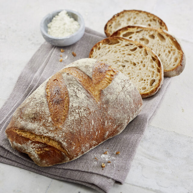 Aufgeschnittenes Brot mit Slow Milling Gourmetweizen Mediterran