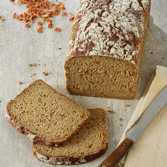 Aufgeschnittenes Brot mit Slow Milling Karotten