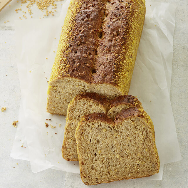 Aufgeschnittenes Brot mit Slow Milling Kastanienerbse