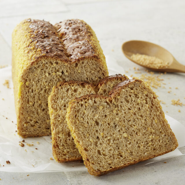 Aufgeschnittenes Brot mit Slow Milling Kastanienerbse