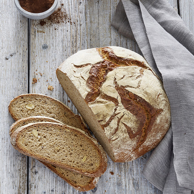 Aufgeschnittenes Brot mit Slow Milling Malzextrakt