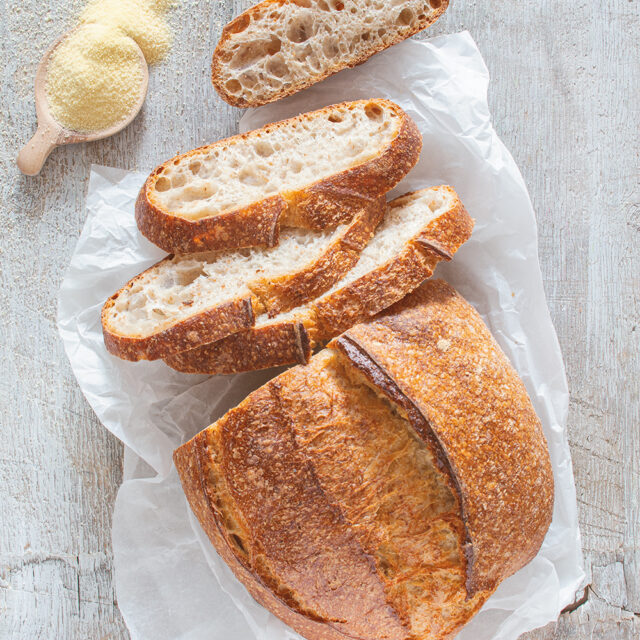 Aufgeschnittenes Brot mit Slow Milling Naturfrisch Goldgranulat