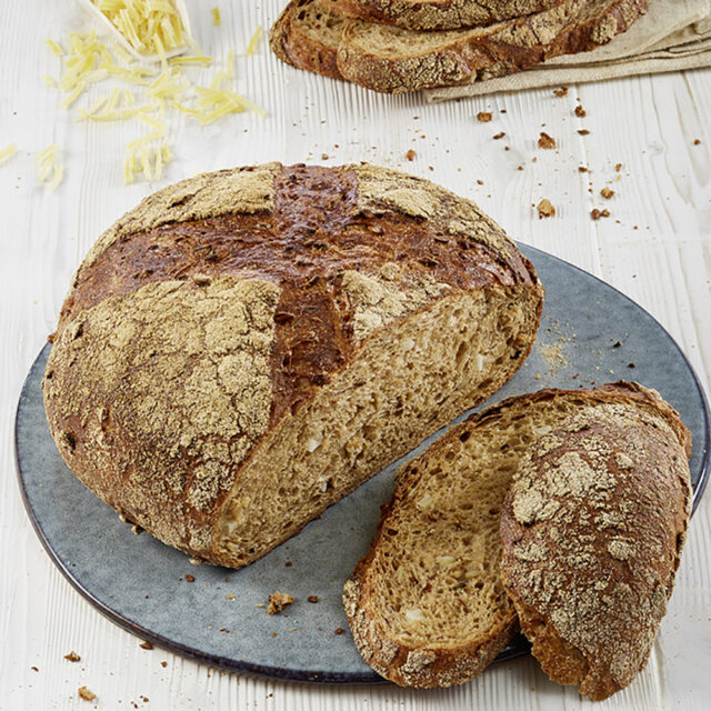 Aufgeschnittenes Brot mit Slow Milling Potato-Sticks