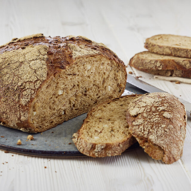 Aufgeschnittenes Brot mit Slow Milling Potato-Sticks