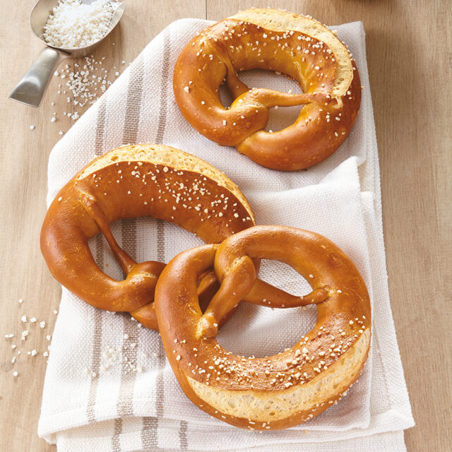 Drei Laugenbrezeln mit Slow Milling Pretzel Salt light