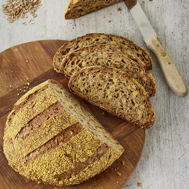 Rundes Brot, aufgeschnitten, mit Slow Milling Roggenmalz-Flocken