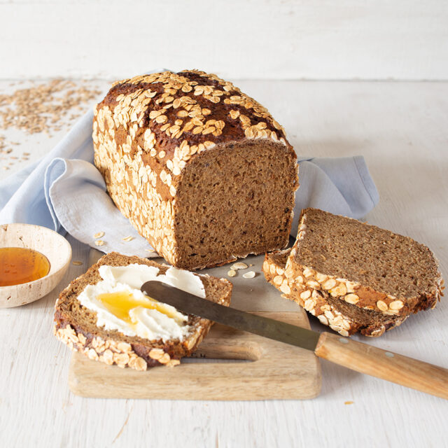 Rechteckiges Honig Brot mit Slow Milling Roggenmalz-Flocken