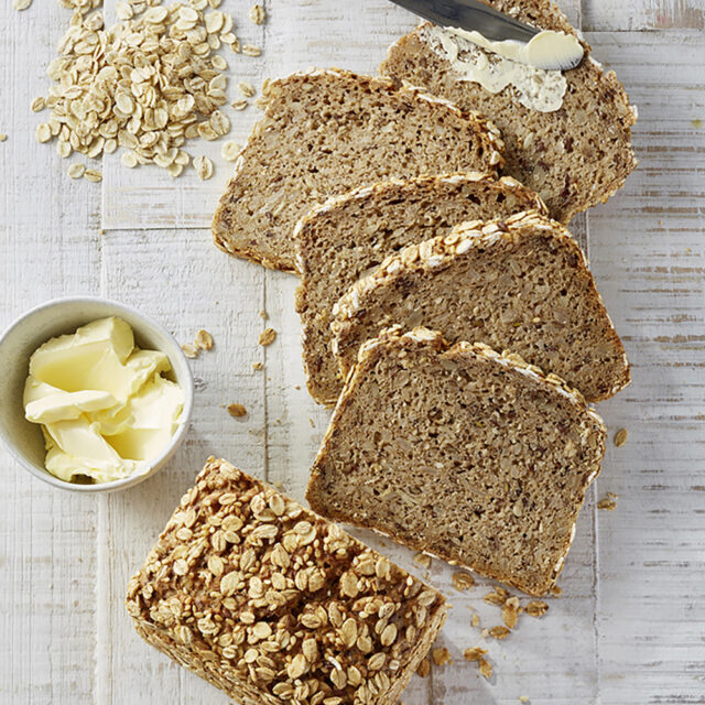 Aufgeschnittenes Brot mit Slow Milling Steinzeit Gerstenflocken