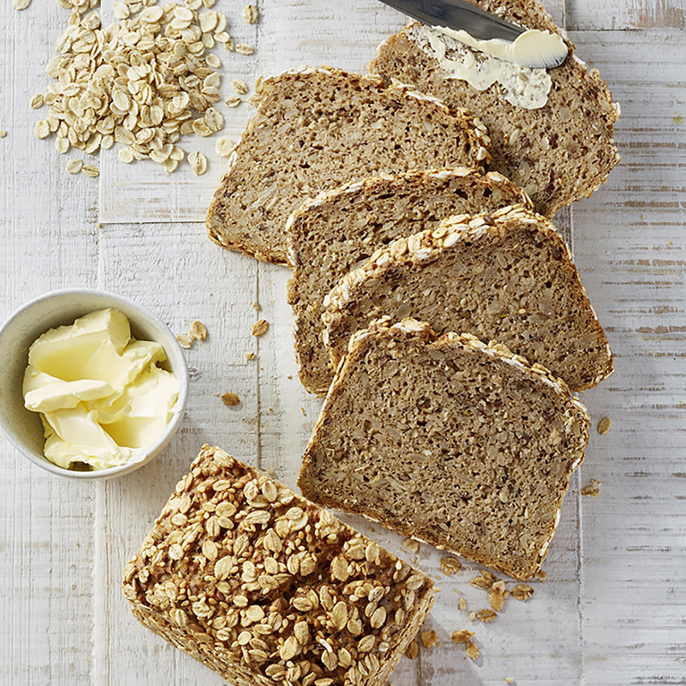 Aufgeschnittenes Brot mit Slow Milling Steinzeit Gerstenflocken
