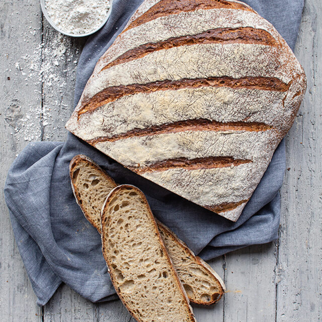 Aufgeschnittenes Brot mit Slow Milling Vitalweizen Bergsteiger