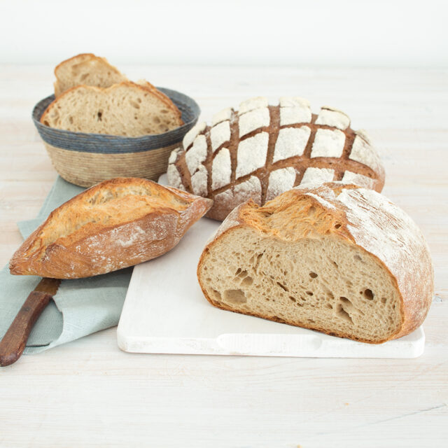 Mehrere Brote und Brötchen mit Smart Spelt