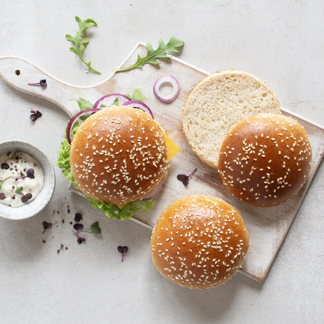 Burger Buns mit Sesamsamen mit Snow Prebiotic Fibre