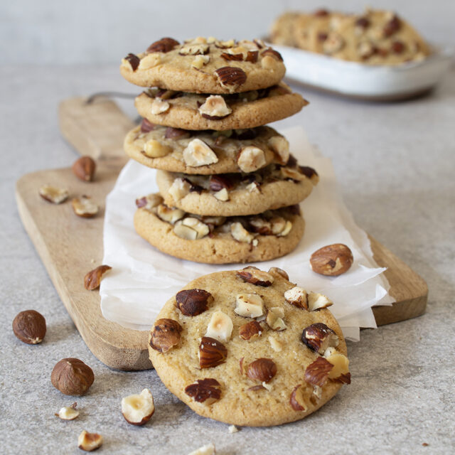 Mehrere Kekse mit Haselnusskernen als Topping mit Snow Prebiotic Fibre