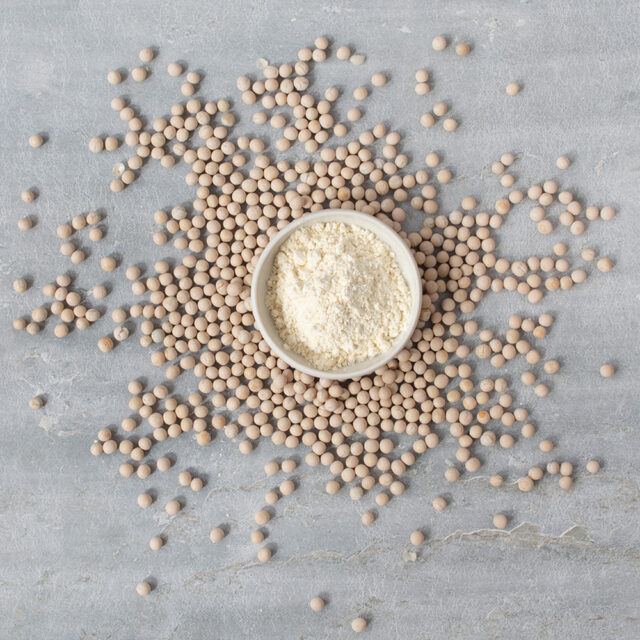 Schale mit gelbem Linsenmehl, drumherum gelbe Linsen