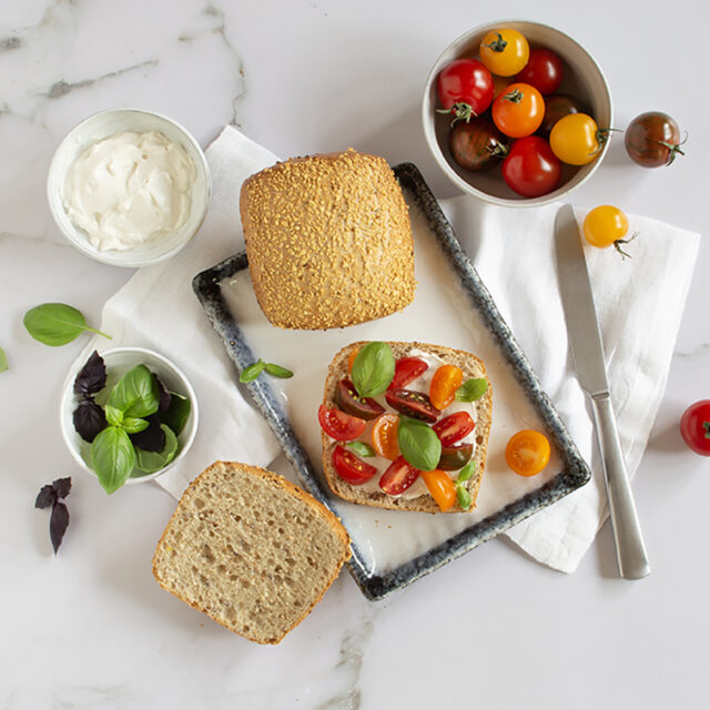 Mit Tomaten belegtes Gowell Omega Broetchen