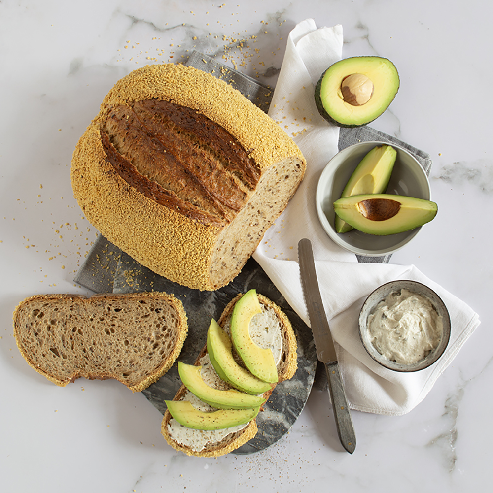 Mit Avocado belegte Gowell Omega Brotscheibe und Brot
