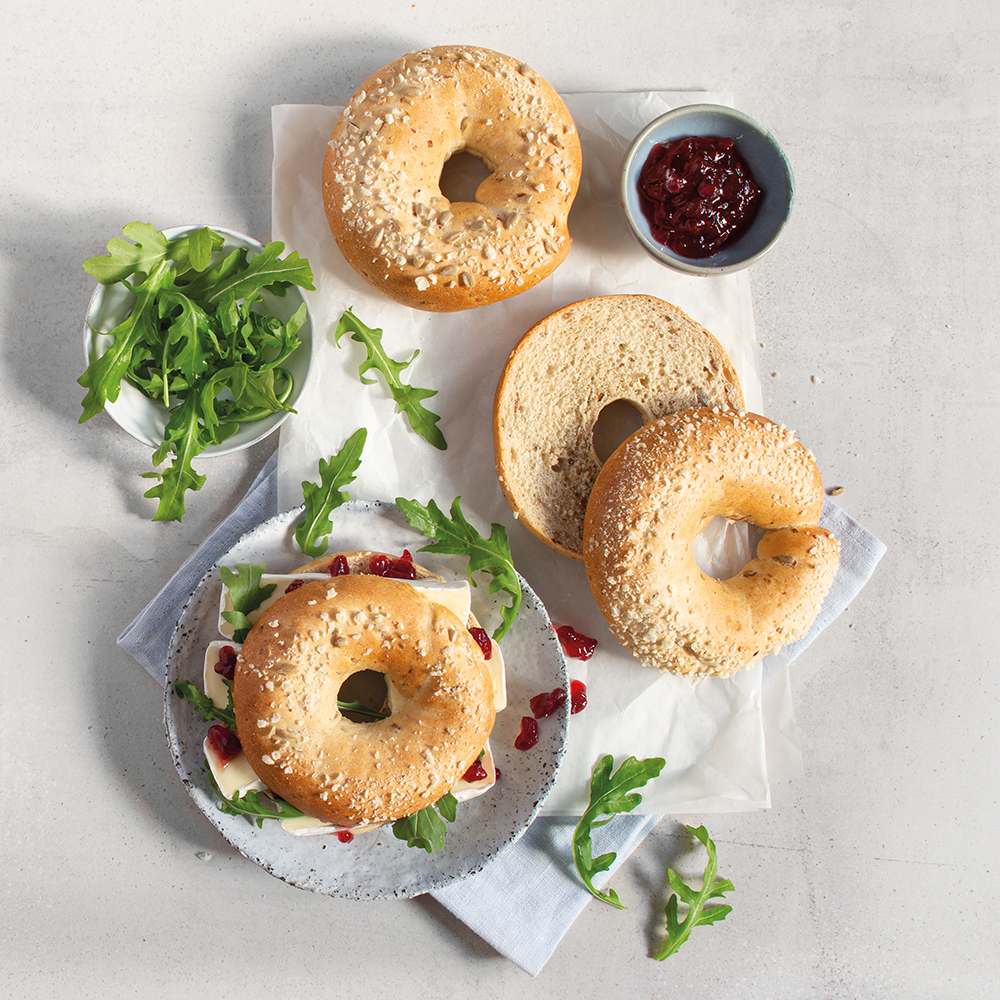 Drei Gowelltastyprotein Bagel, unaufgeschnitten, aufgeschnitten und belegt