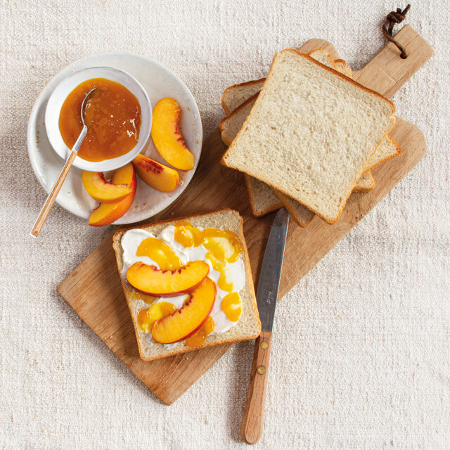 Mehrere Gowelltastyprotein Sandwichtoasts, eins belegt mit Pfirsich und Marmelade