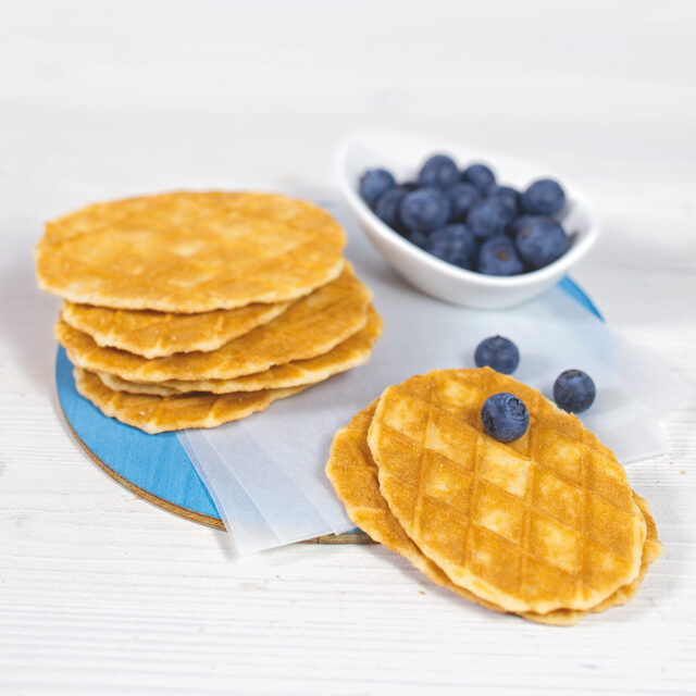 Mehrere Masa-Eiswaffeln, gestapelt mit Blaubeeren