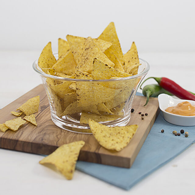Glasschale mit Masa Nachos gefüllt
