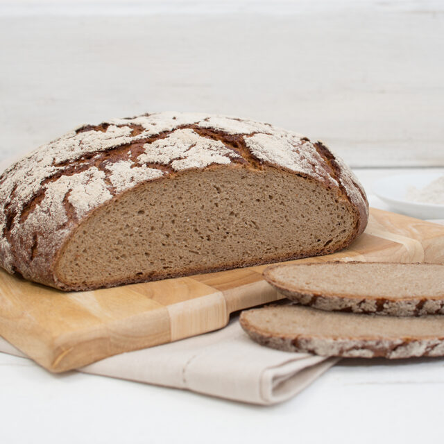 Aufgeschnittenes Brot mit Poenix Holzkruste