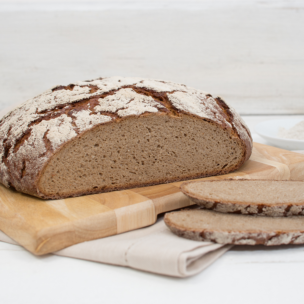 Aufgeschnittenes Brot mit Poenix Holzkruste