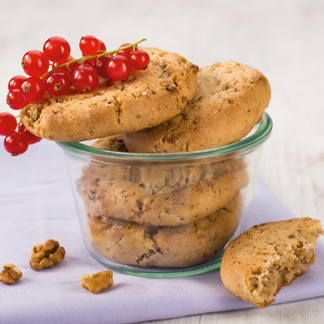 Walnuss Cookies in Schale mit Phoenix Ruehrkuchen Konzentrat 20